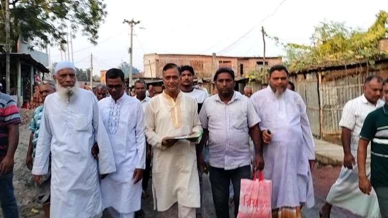 গোমস্তাপুরে বিএনপি'র ৩১ দফা বাস্তবায়নে লিফলেট বিতরণ