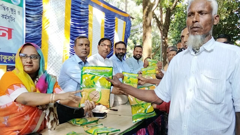 ঠাকুরগাঁওয়ে রাণীশংকৈলে ক্ষুদ্র ও প্রান্তিক কৃষকদের মাঝে প্রণোদনা বিতরণ