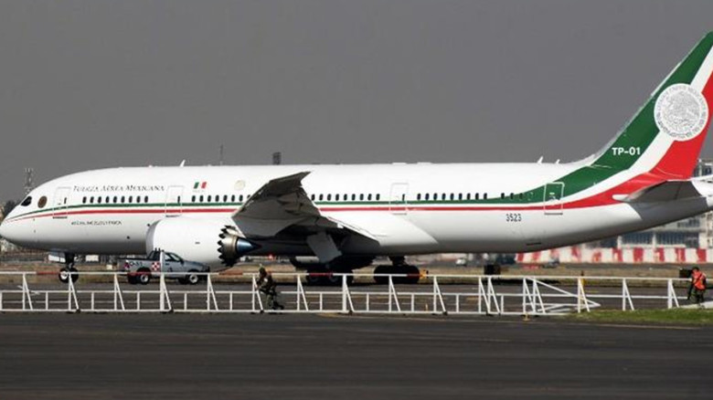 বকেয়া বেতনের দাবিতে যাত্রীবাহী বিমানের উড্ডয়ন বন্ধ...