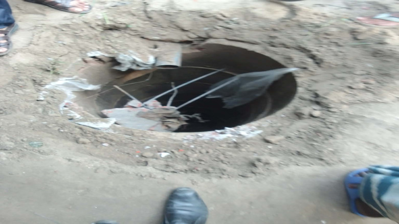 ভোলাহাট ময়ামারী নিচ মোড়ে রাস্তার পাশে অবৈধ স্থাপনা তৈরি