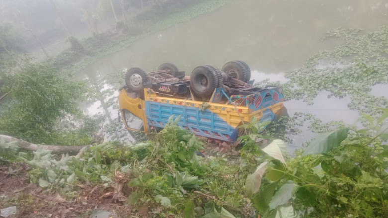 কচুয়ার দোয়াটি এলাকায় সড়ক দুর্ঘটনা: খাদে উল্টে পড়ল ...
