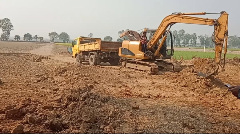 রায়গঞ্জে তিন ফসলি জমির মাটি কাটার মহাউৎসব