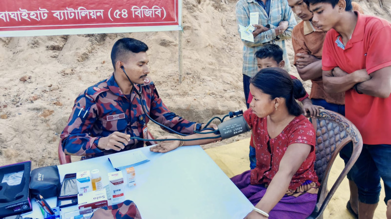 দূর্গম পাহাড়ে বিজিবির  বিনামূল্যে চিকিৎসা সেবা ও ...